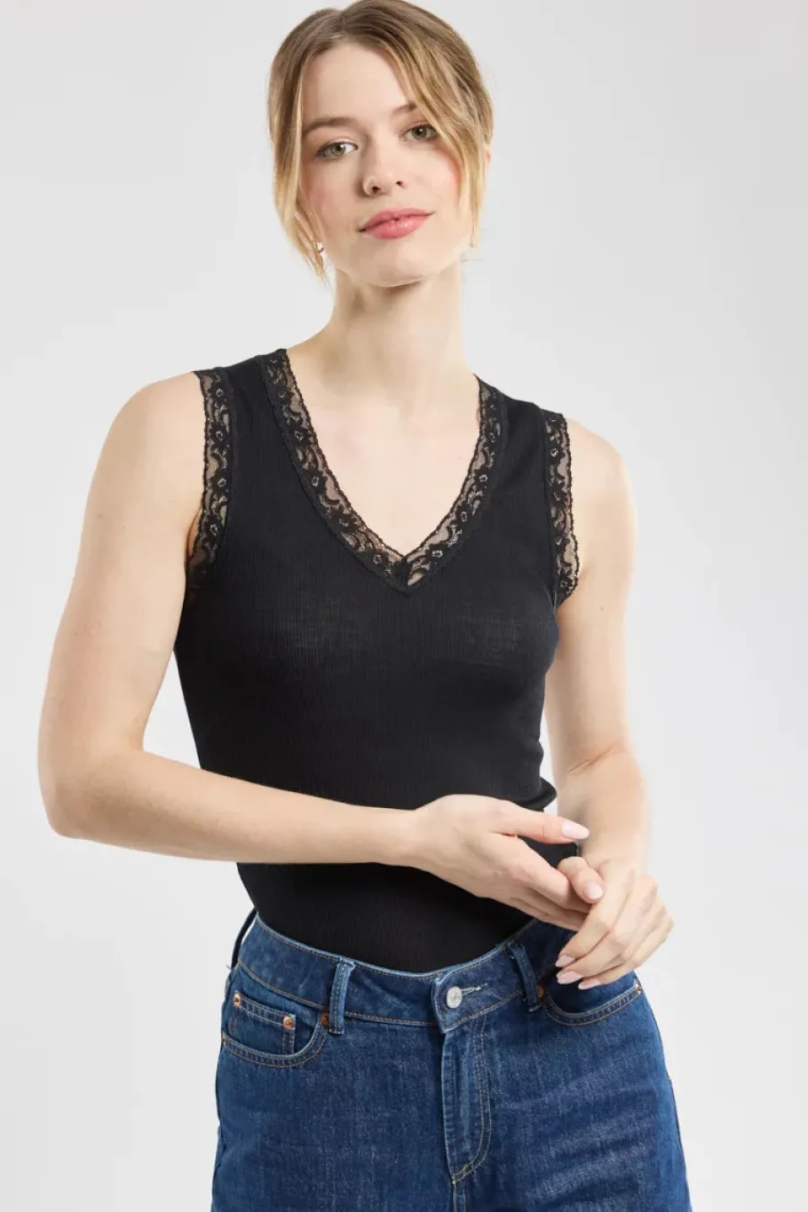 armor_lux_vneck_vest_top__0.webp Armor Lux V-neck vest top – wool and silk Black^Dame Overdele