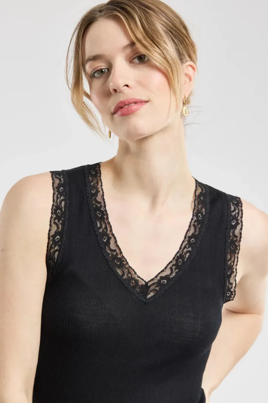 armor_lux_vneck_vest_top__1.webp Armor Lux V-neck vest top – wool and silk Black^Dame Overdele