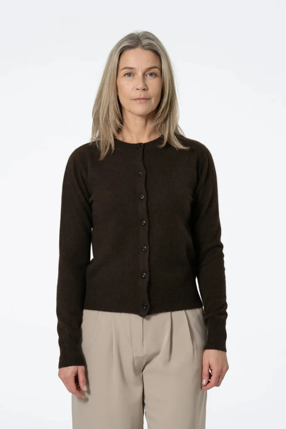 dinadi_yak_cardigan__dark_2.webp Dinadi YAK Cardigan - Dark Brown^Dame Overdele