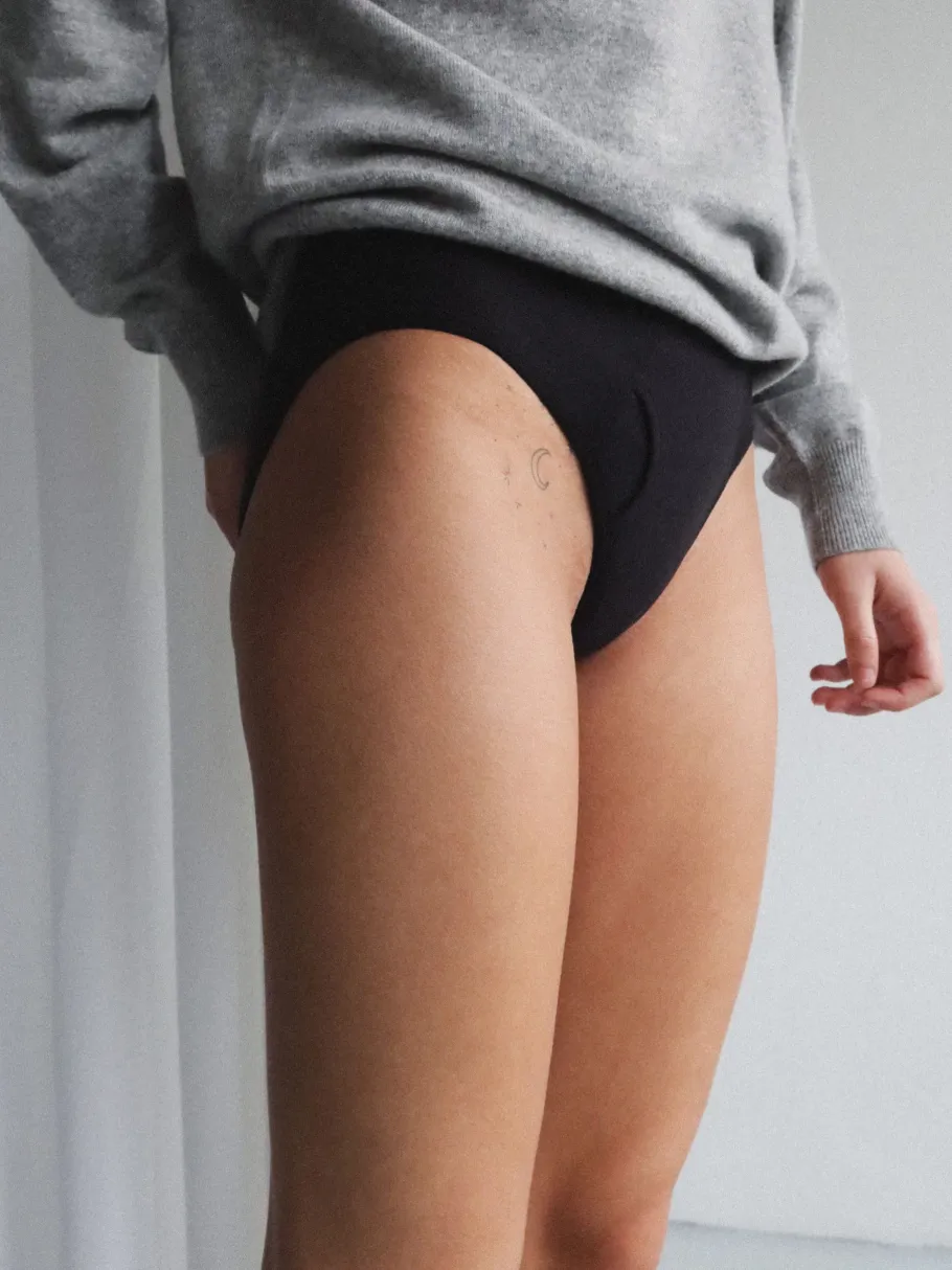 flow___menstruationstruss_1-2.webp Flow 2 - Menstruationstrusser - Regular Waist - Moderate - Black^Dame Undertøj