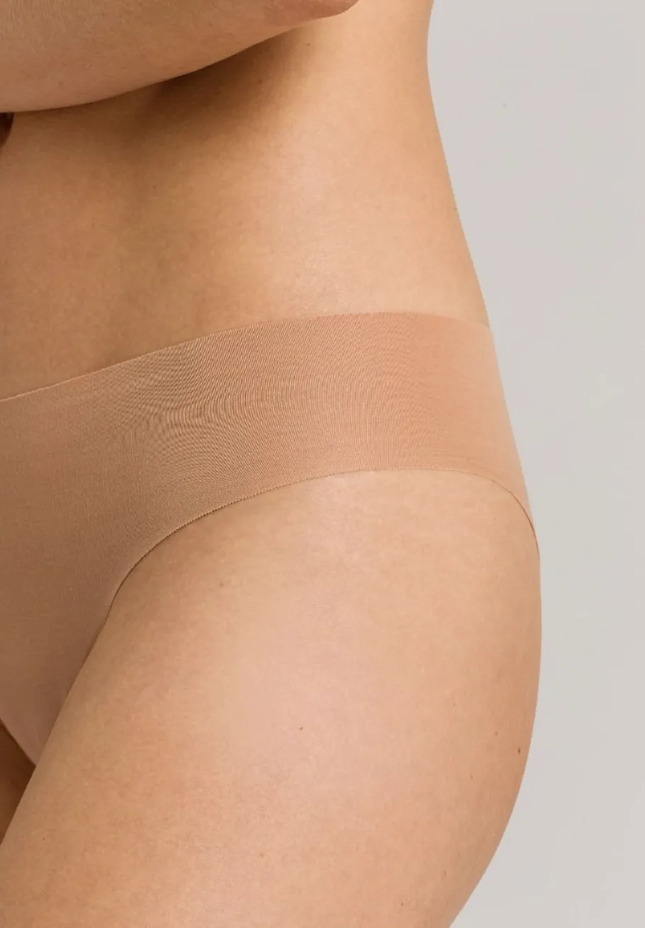 hanro_invisible_cotton_br_2.webp Hanro Invisible Cotton Brazilian Panty Beige^Dame Undertøj