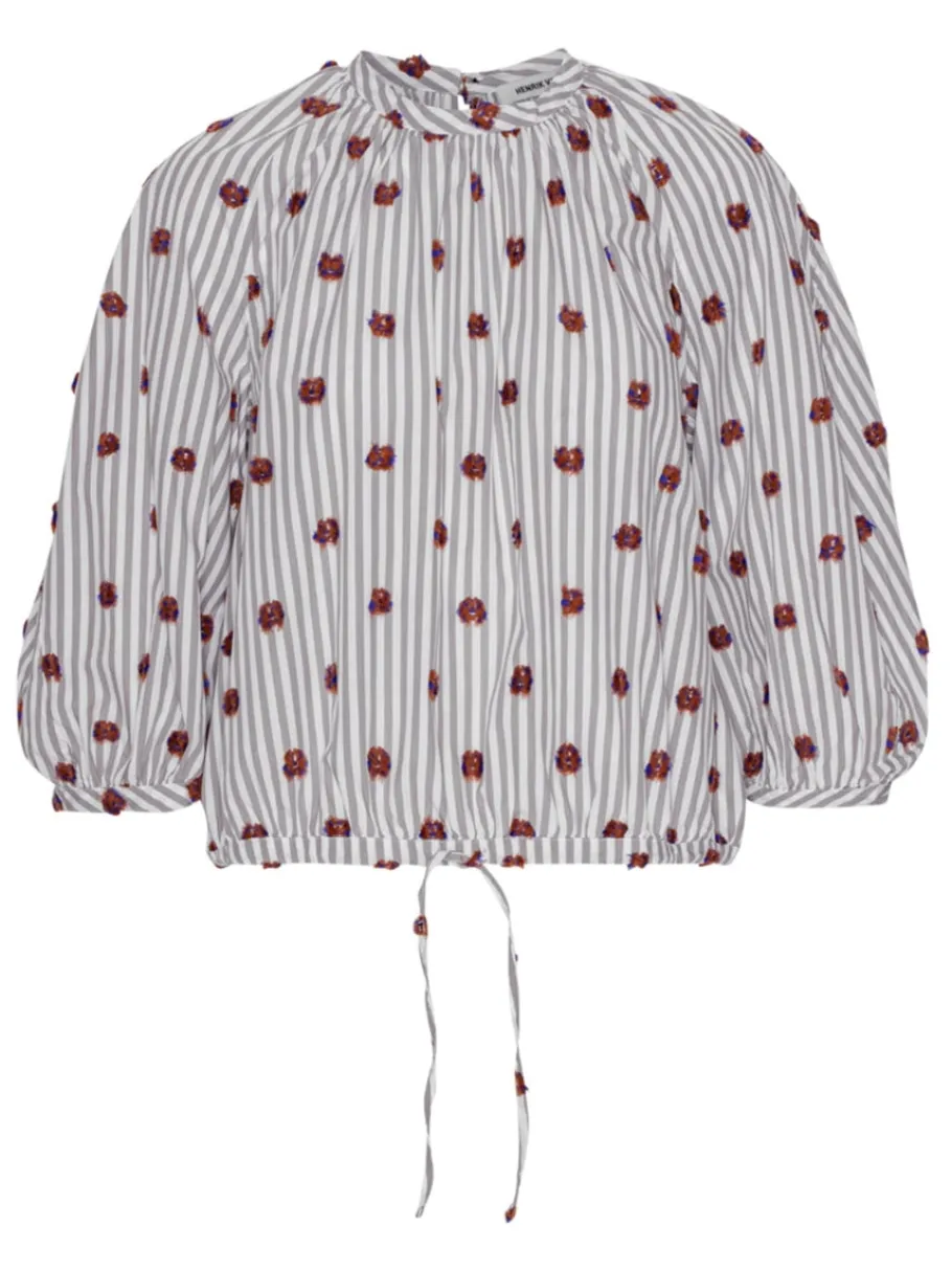 henrik_vibskov__gambit_bl_0.webp Henrik Vibskov - GAMBIT BLOUSE - GREY WHITE HORSE HEAD STRIPES^Dame Overdele