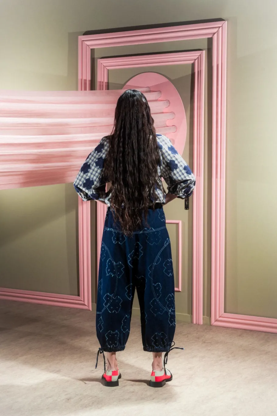 henrik_vibskov_circle_den_2.webp Henrik Vibskov Circle Denim Pants - Dark Needle Punch^Dame Underdele