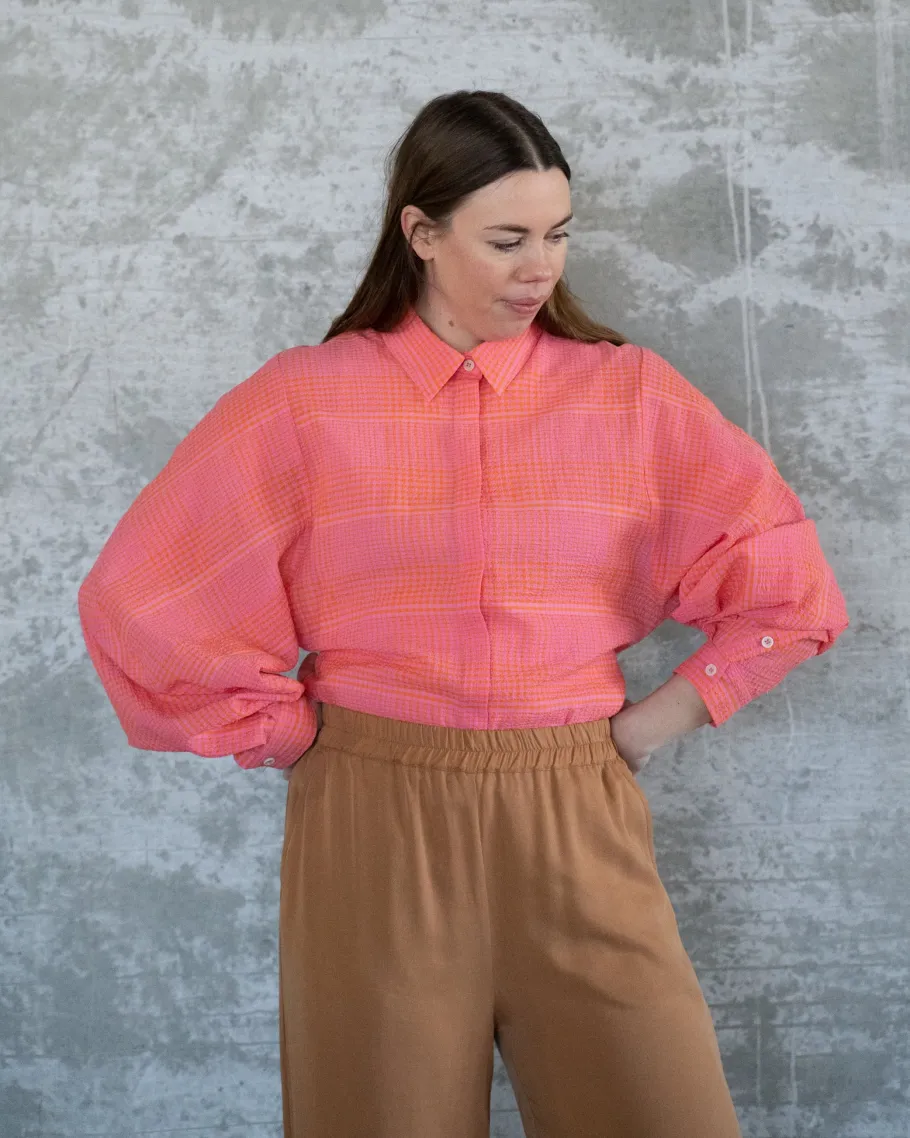 henrik_vibskov_golden_gat_0.webp Henrik Vibskov Golden Gate Shirt pink/orange^Dame Overdele