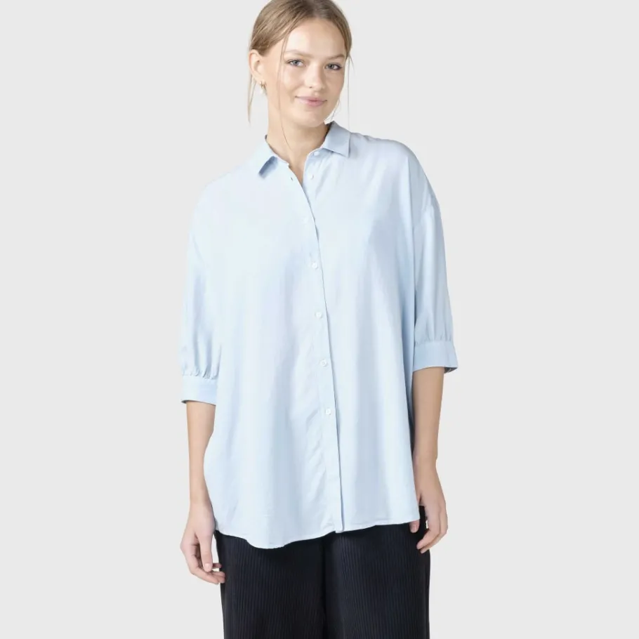 klitmoeller_collective_ol_2-1.webp Klitmøller Collective Klitmoeller Collective Oline Shirt light blue^Dame Overdele