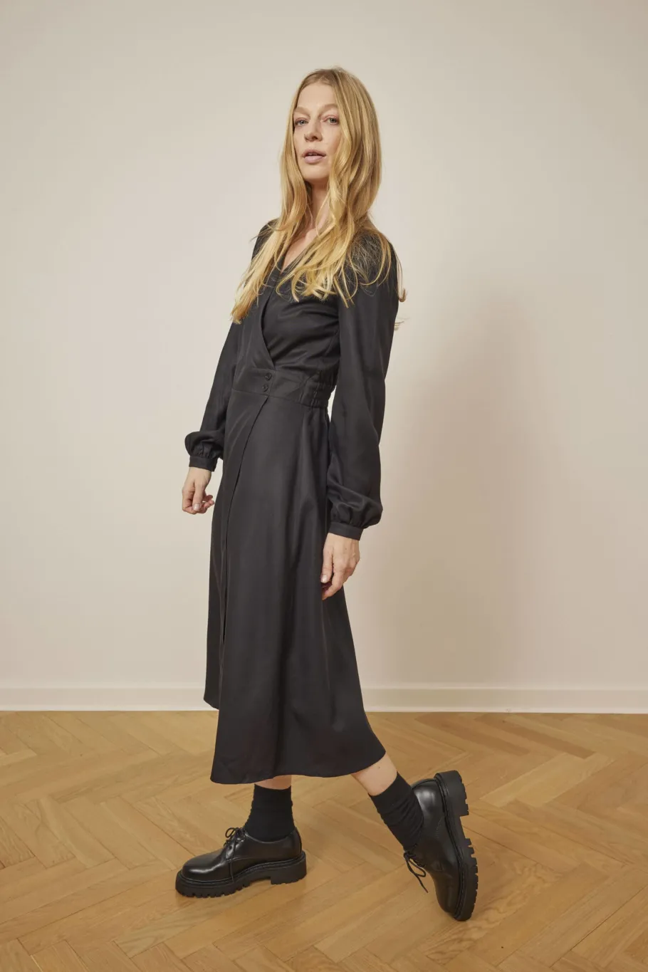 schulz_by_crowd__kjole_i__2.webp Schulz by Crowd - Kjole i Tencel - Dandy dress - Black^Dame Kjoler Og Jumpsuits