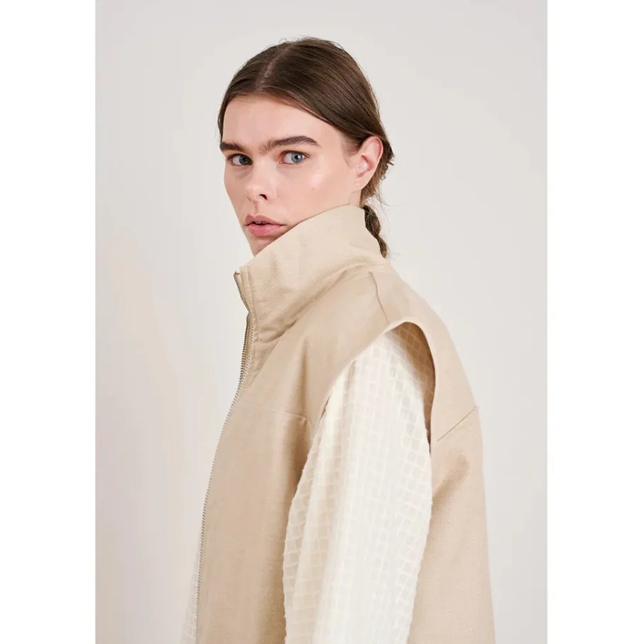 schulz_by_crowd_jussi_ves_6.webp Schulz by Crowd Jussi Vest Beige^Dame Overdele