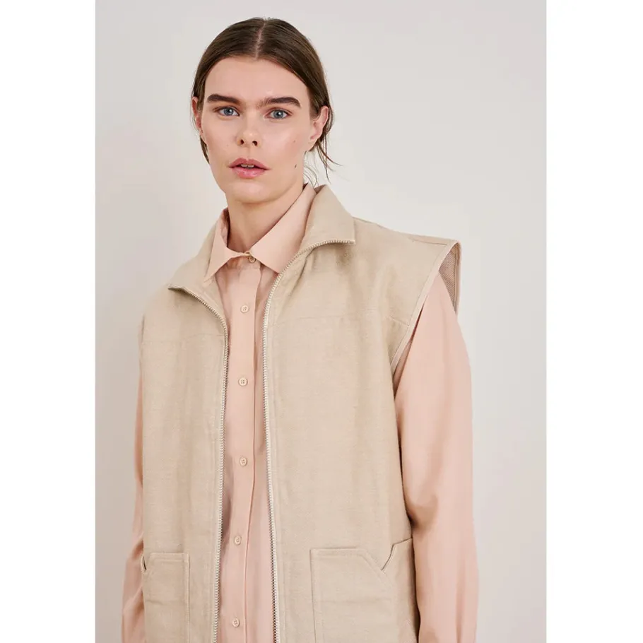 schulz_by_crowd_jussi_ves_8.webp Schulz by Crowd Jussi Vest Beige^Dame Overdele