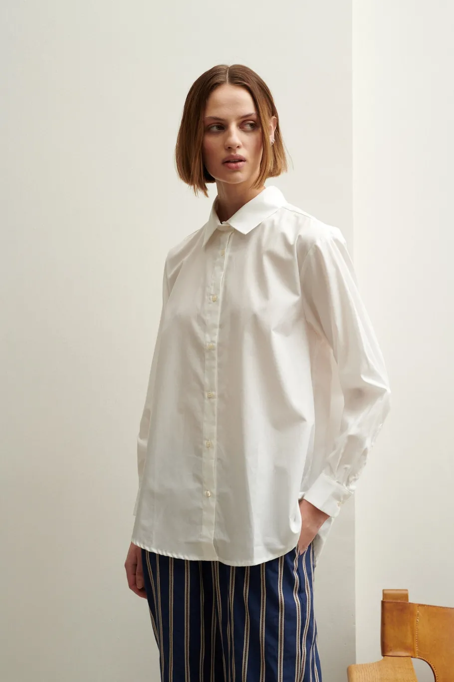 schulz_by_crowd_sanne_ove_5-1.webp Schulz by Crowd Sanne oversize organic cotton white^Dame Overdele