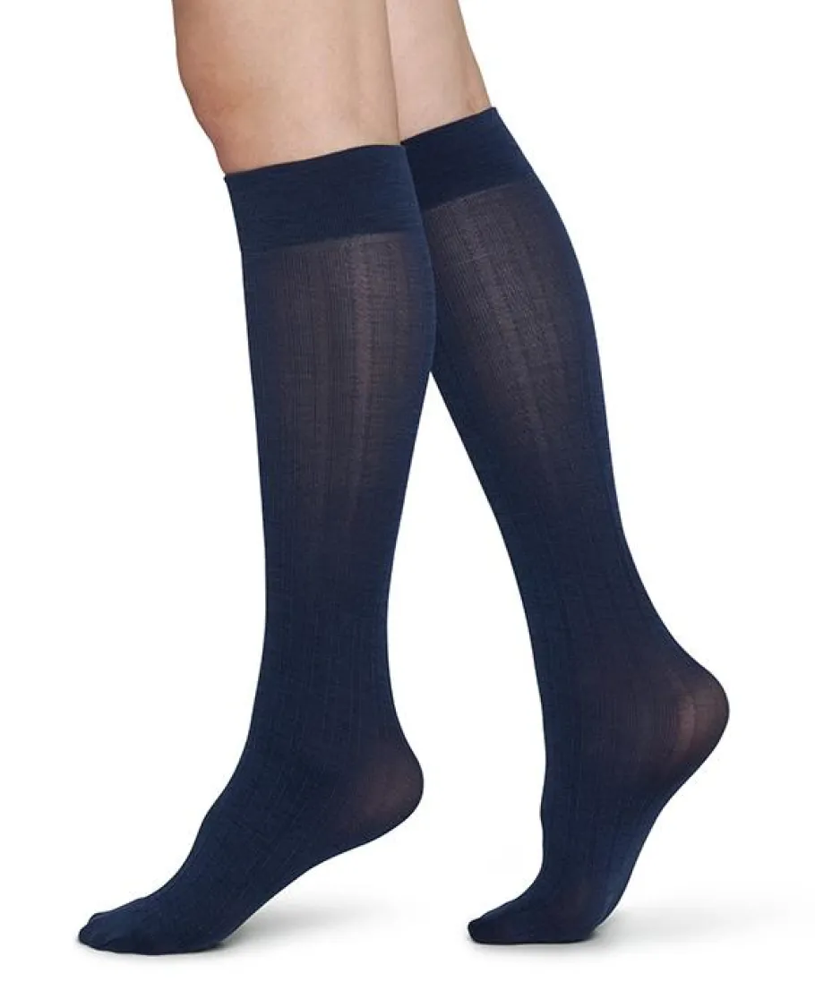 swedish_stockings__freja__1-1.webp Swedish Stockings - Freja bio wool knee-highs - Navy^Dame Sokker Og Strømpebukser