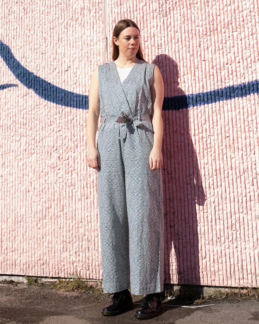 thinking_mu_winona_jumpsu_0.webp Thinking Mu Winona Jumpsuit blue spots^Dame Kjoler Og Jumpsuits