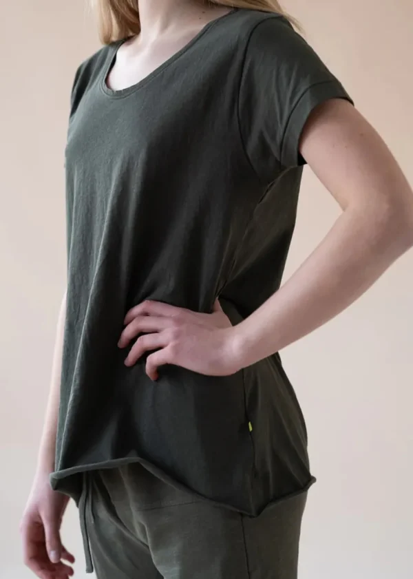 Yogamii - Yama Tee - Dark Olive^Dame Overdele